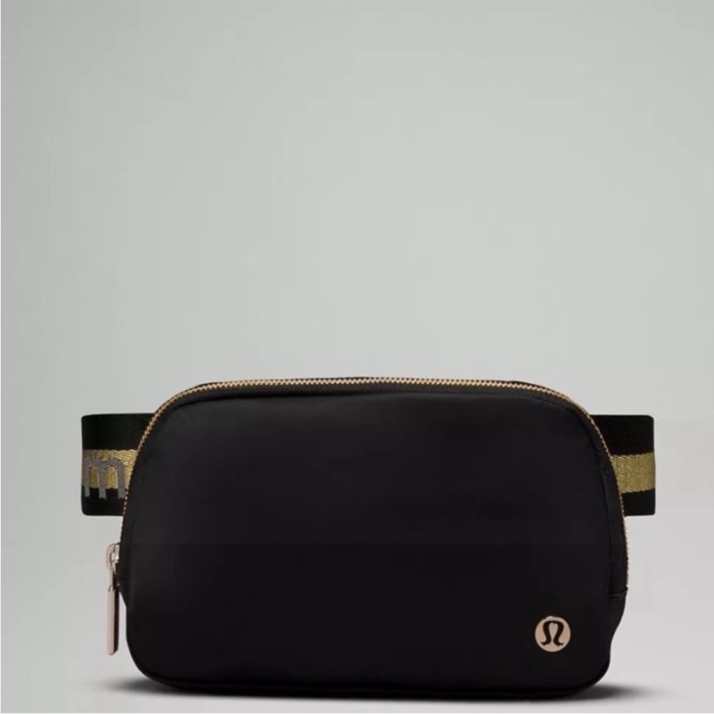 ✨RARE✨🆕Lululemon Everywhere Belt Bag *Wordmark 1L Black/ Gold✨SOLD OUT❣️ - Picture 2 of 2